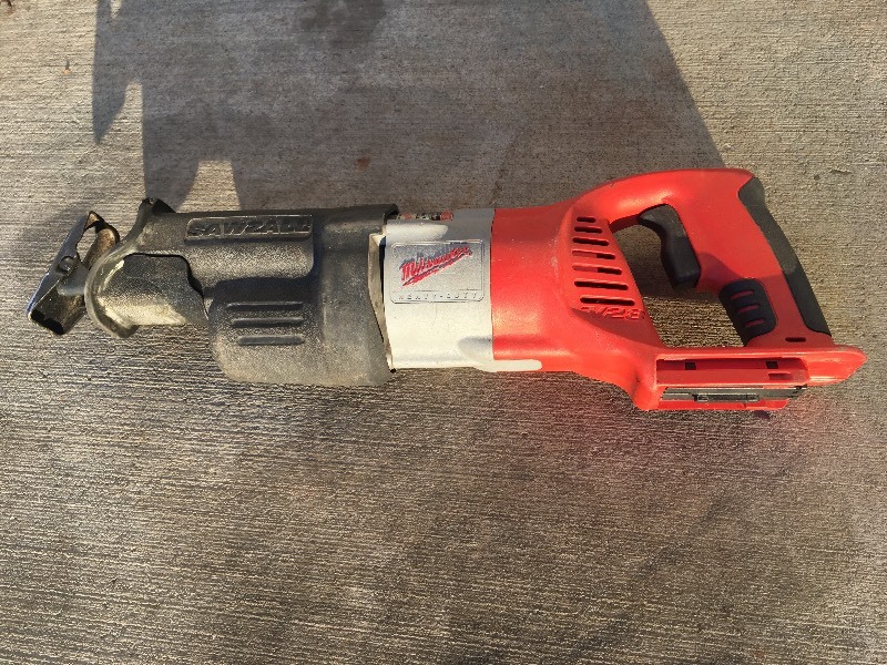 lot 13 image: USED MILWAUKEE 28V SAWZALL TESTED WORKS GREAT