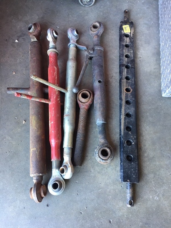 lot 254 image: TRACTOR 3 POINT TOP LINKS AND DRAW BAR