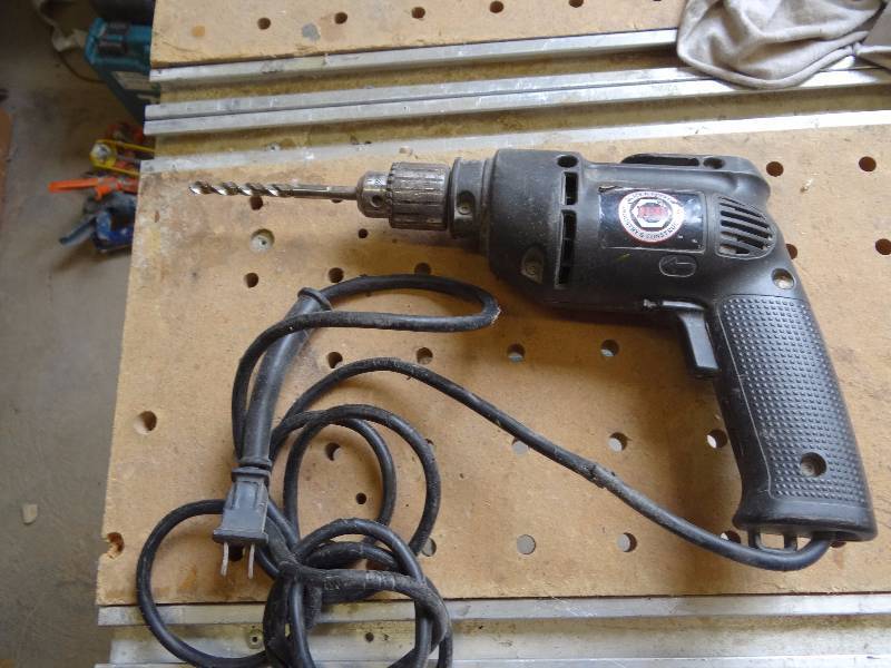 lot 5304 image: Black And Decker 38 Corded Drill