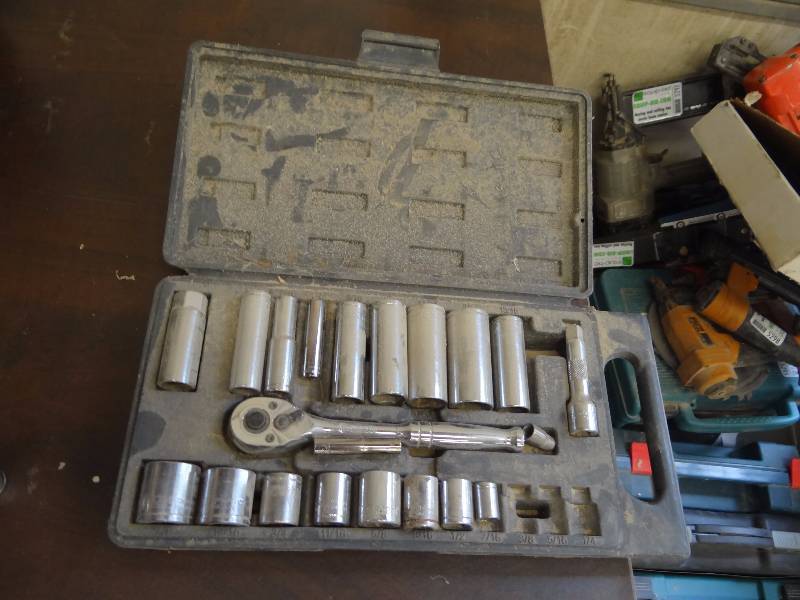 lot 5312 image: Popular Mechanics Ratchet And Socket Set