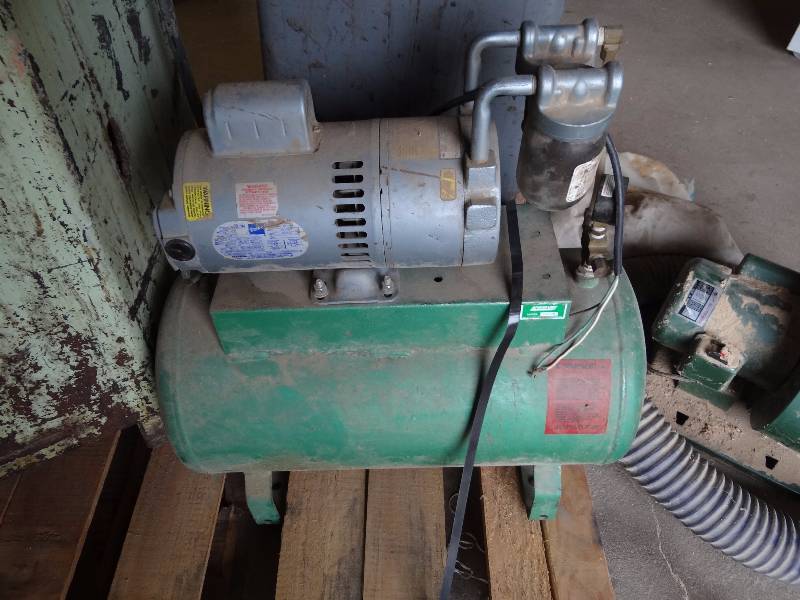 lot 5400 image: Older Small Capacity Air Compressor