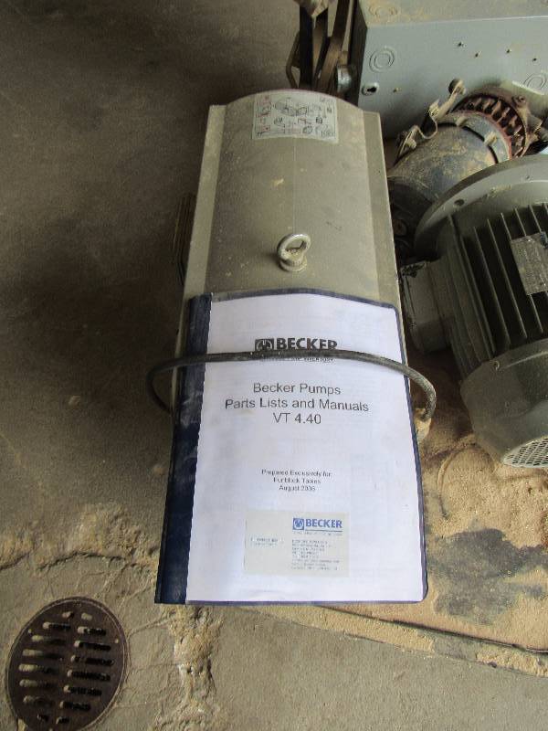 lot 5284 image: Becker Rotary Vane Vacuum Pump