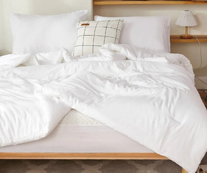 lot 426 image: Queen Down Alternative Comforter Retail $45.99 RCY-1