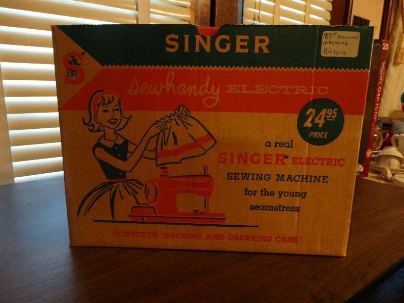 lot 103 image: Mini Vintage  real Singer sewing machine for the young seamstress.