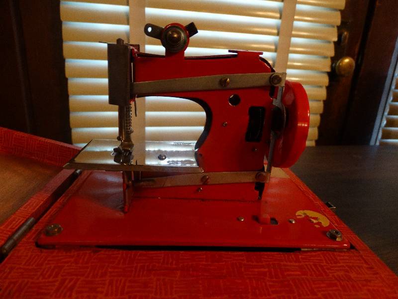 lot 105 image: Mini Vintage Salesman special sewing machine.