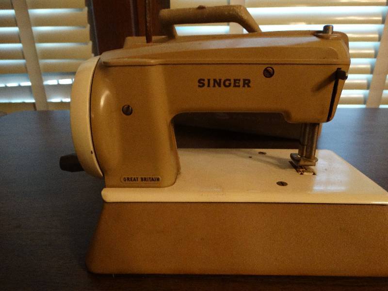 lot 106 image: Mini Vintage Singer salesman sewing machine.