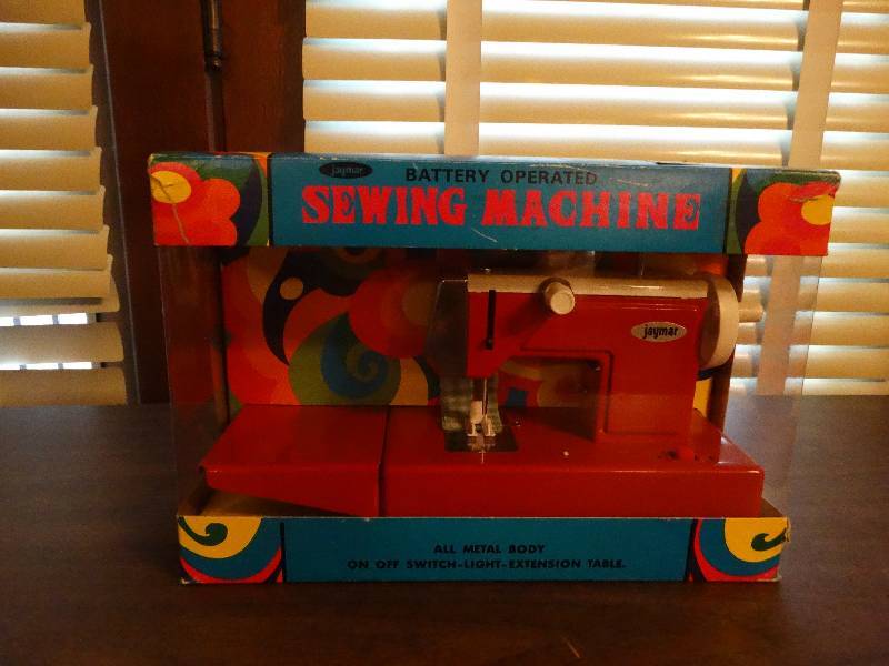 lot 111 image: Mini Vintage Jaymar Battery Operated Sewing Machine.