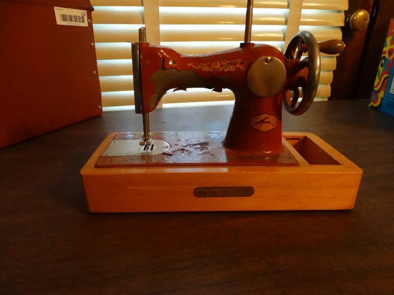 lot 112 image: Mini Vintage Salesman special sewing machine.
