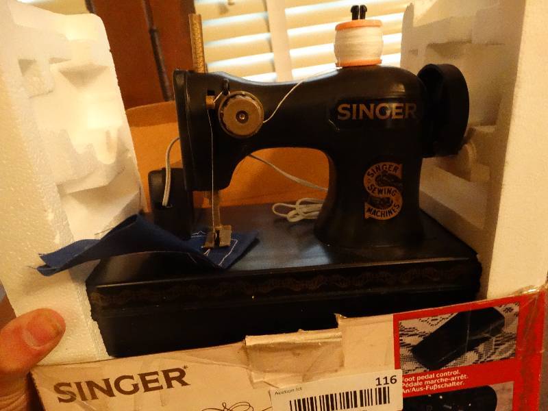 lot 116 image: Mini Vintage Singer sewing machine.