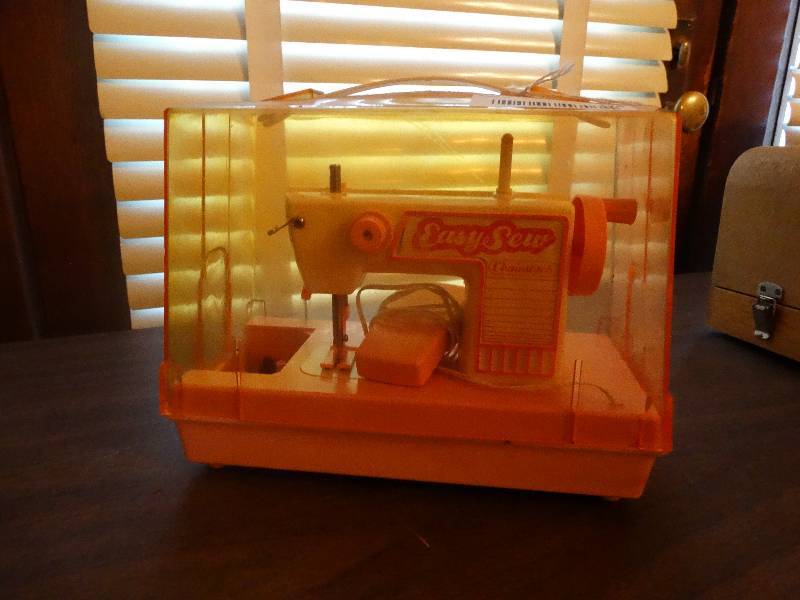 lot 118 image: Mini Vintage Easy Sew in case.