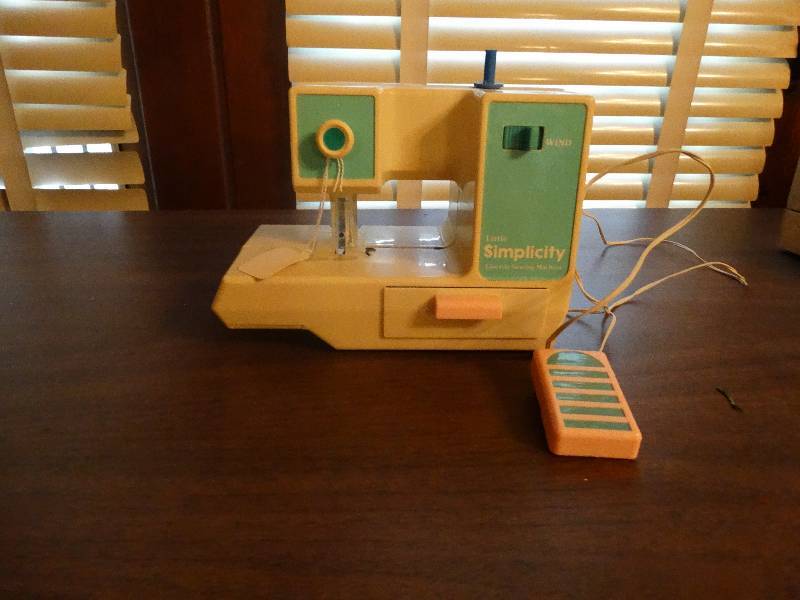 lot 119 image: Mini Vintage little Simplicity Electric sewing machine.