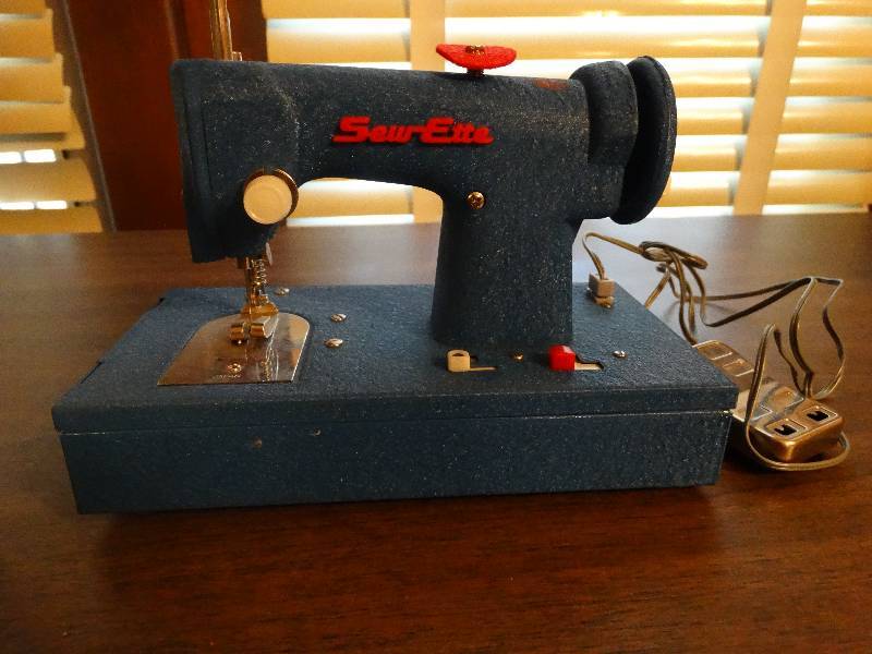 lot 120 image: Mini Vintage sew etta sewing machine with foot pedal.