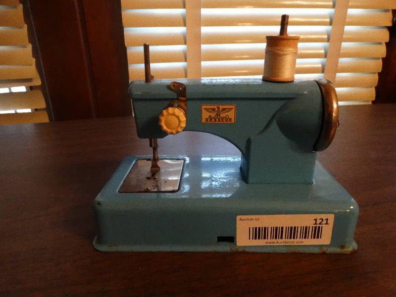 lot 121 image: Mini Vintage Casige sewing machine.