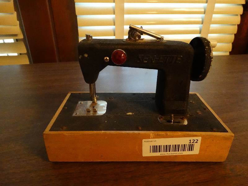 lot 122 image: Mini Vintage salesman special sewing machine.