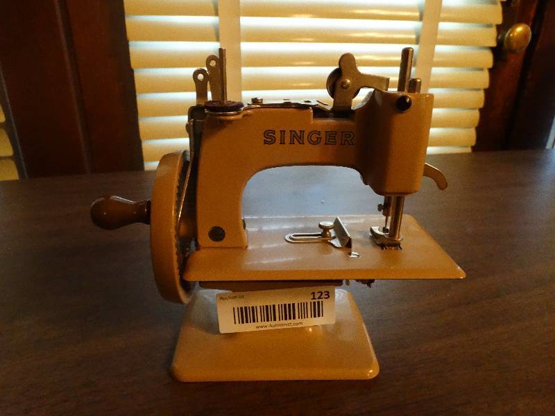 lot 123 image: Mini Vintage salesman special sewing machine.