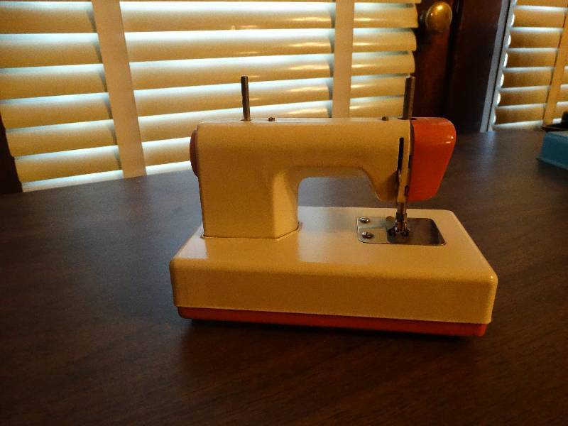 lot 124 image: Mini Vintage Crystal sewing machine.