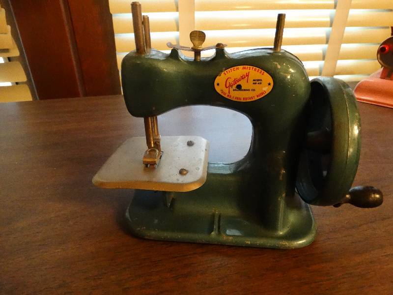 lot 125 image: Mini Vintage ENG. Stitch Mistress NP-49 Sewing Machine.