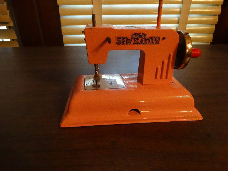 lot 127 image: Mini Vintage Kay-ee sew master sewing machine.