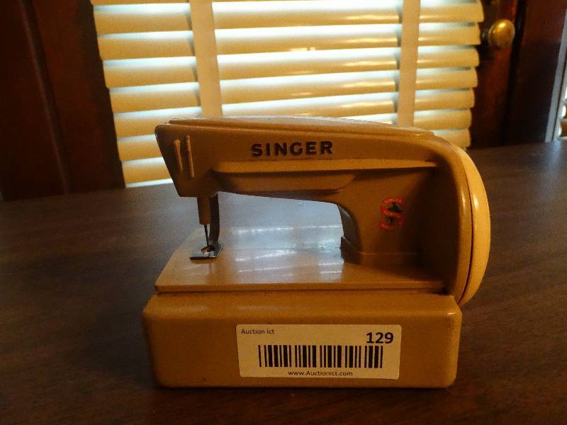 lot 129 image: Mini Vintage singer sewing machine.