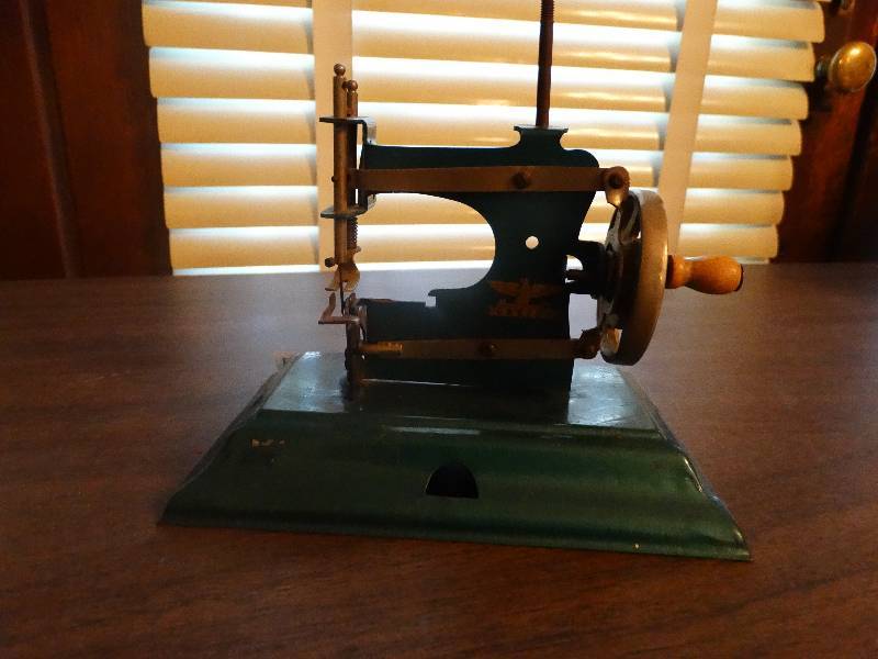 lot 131 image: Mini Vintage sewing machine.