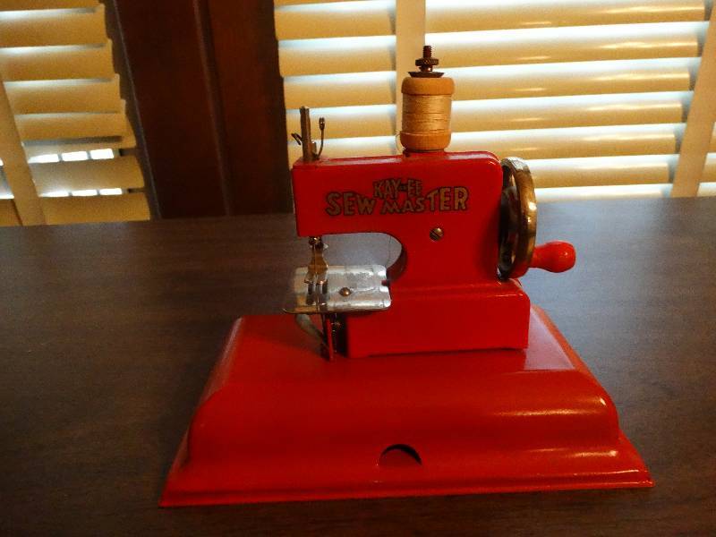 lot 132 image: Mini Vintage kay-ee sew master sewing machine.