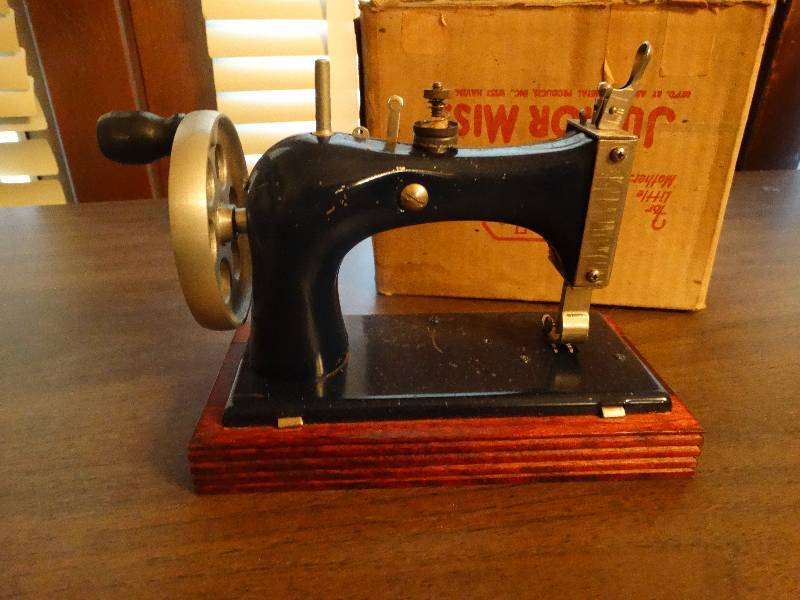 lot 133 image: Mini Vintage sewing machine.