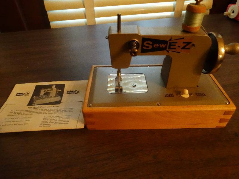 lot 134 image: Mini Vintage sew - EZ sewing machine.
