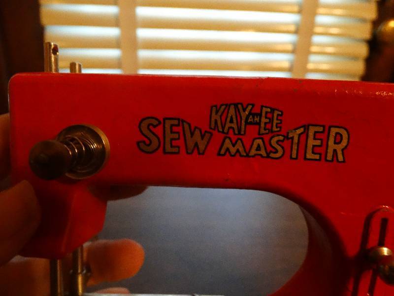 lot 136 image: Mini Vintage kay-ee sew master sewing machine.