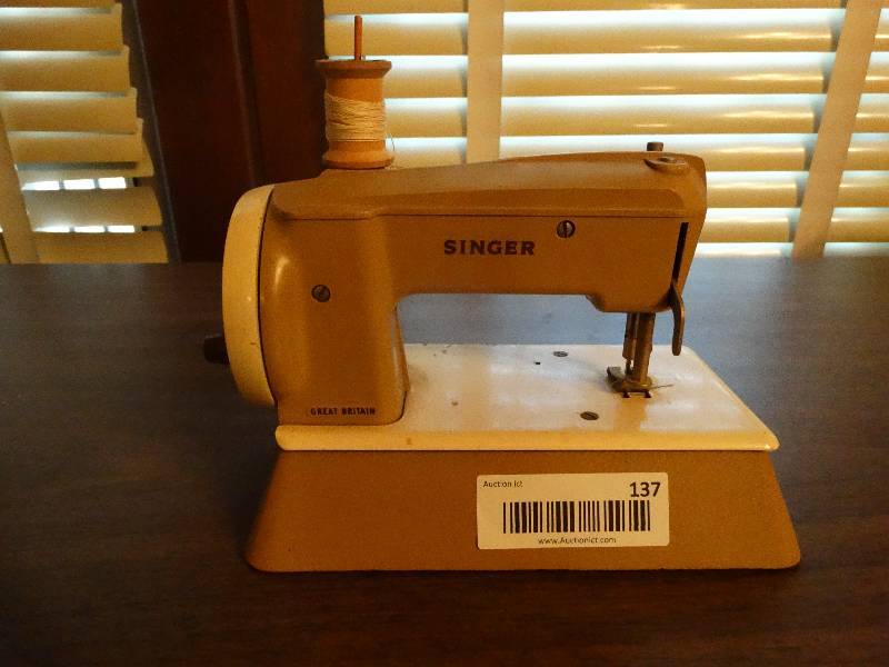 lot 137 image: Mini Vintage singer sewing machine.