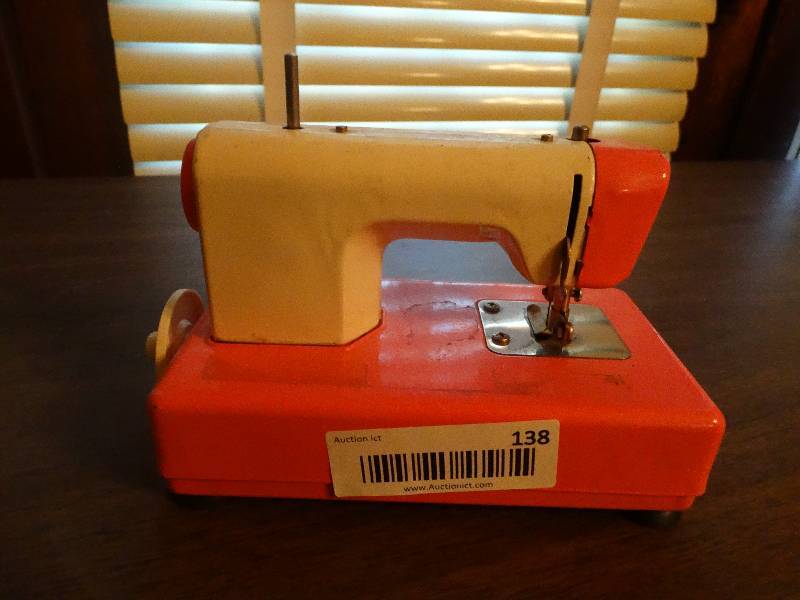 lot 138 image: Mini Vintage sewing machine.