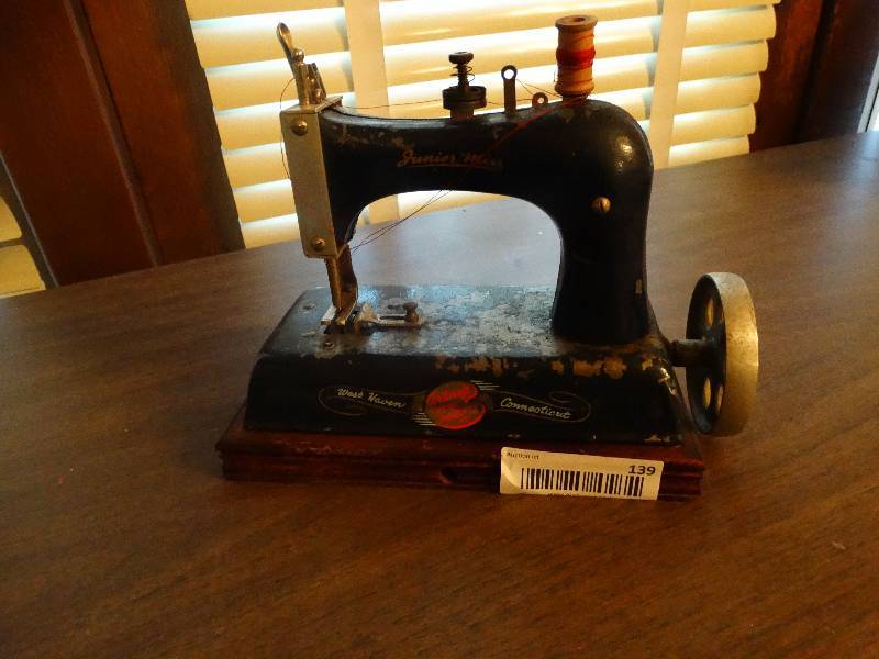 lot 139 image: Mini Vintage sewing machine.