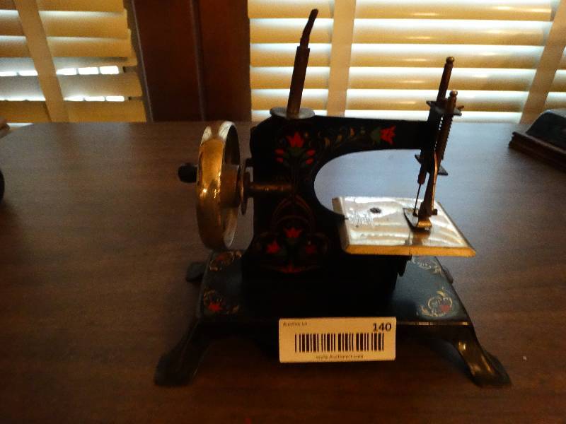 lot 140 image: Mini Vintage sewing machine.