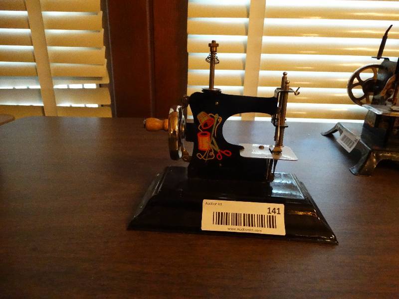 lot 141 image: Mini Vintage sew-o-matic sewing machine.