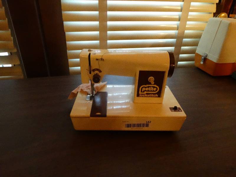 lot 142 image: Mini Vintage petite lockstitch sewing machine.