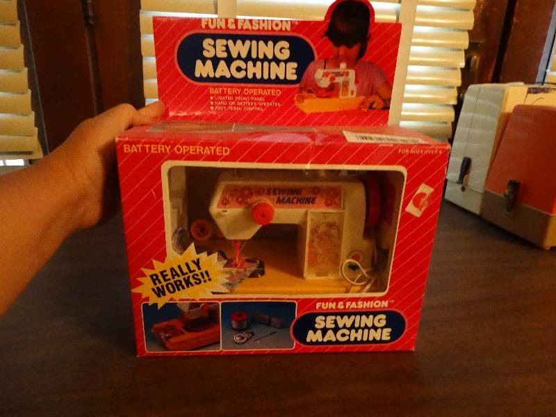 lot 147 image: Mini vintage sewing machine.