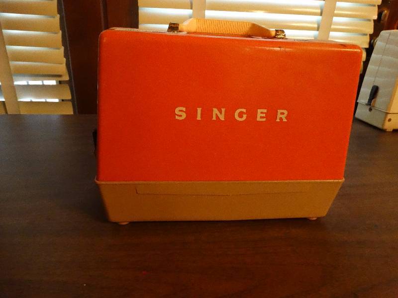 lot 148 image: Mini vintage singer electric sewing machine.