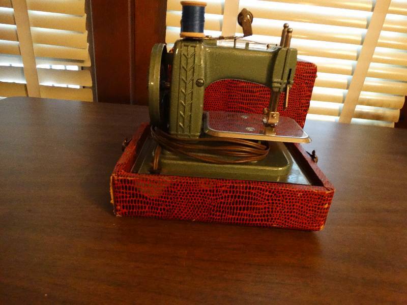 lot 151 image: Mini vintage betsy ross sewing machine.