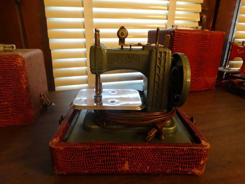 lot 152 image: Mini vintage betsy ross sewing machine.