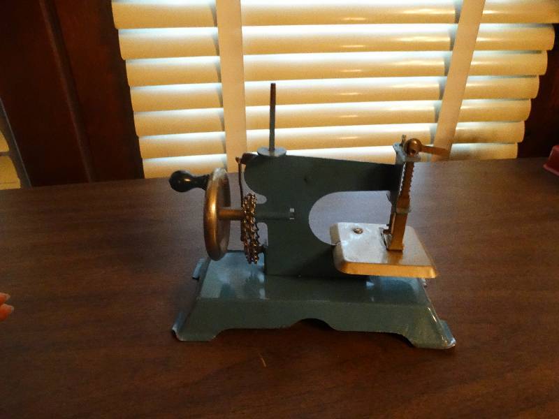 lot 156 image: Mini vintage sewing machine.