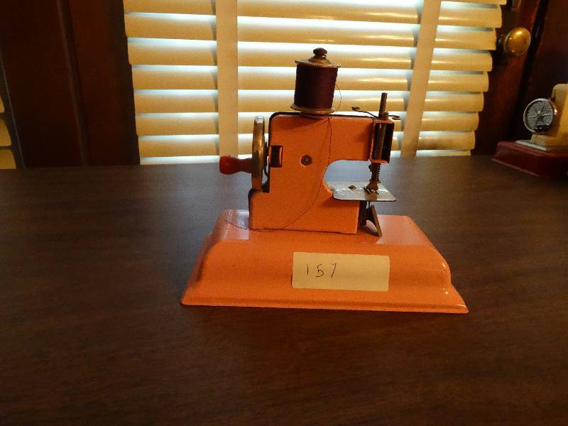 lot 157 image: Mini vintage kay-ee sew master sewing machine.