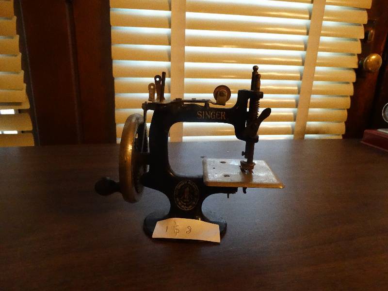 lot 158 image: Mini vintage singer sewing machine.