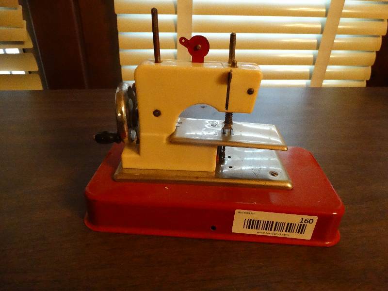 lot 160 image: Mini Vintage sew-o-matic sewing machine.
