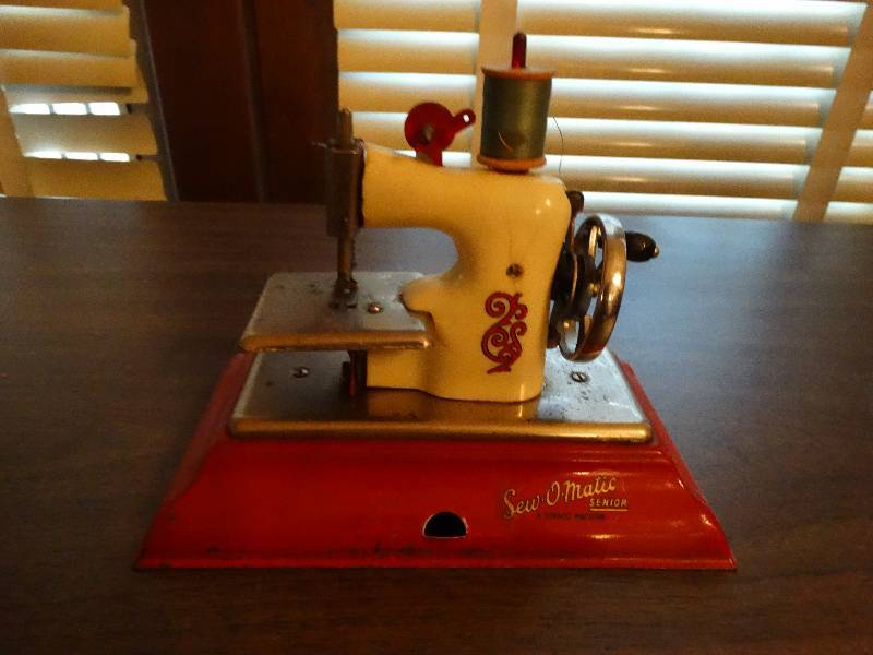 lot 161 image: Mini Vintage sew-o-matic sewing machine.