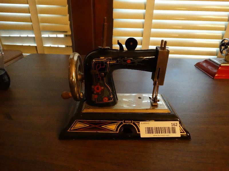 lot 162 image: Mini vintage gloria sewnig machine.