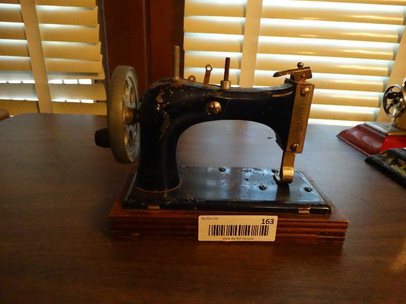 lot 163 image: Mini vintage sewing machine.