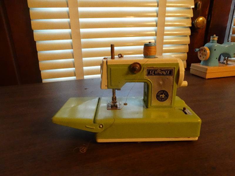 lot 164 image: Mini vintage sewmate sewing machine.