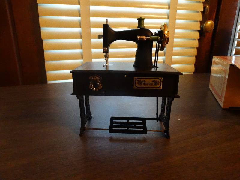 lot 172 image: Mini Sewing machine decor.
