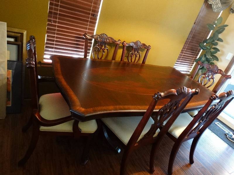 lot 97 image: Vineyard dinning table 2 leafs & 4 pads W6 cushion chairs.
