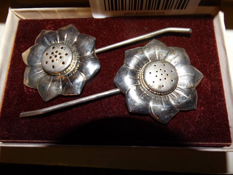 lot 199 image: Silver plate flower salt&pepper set