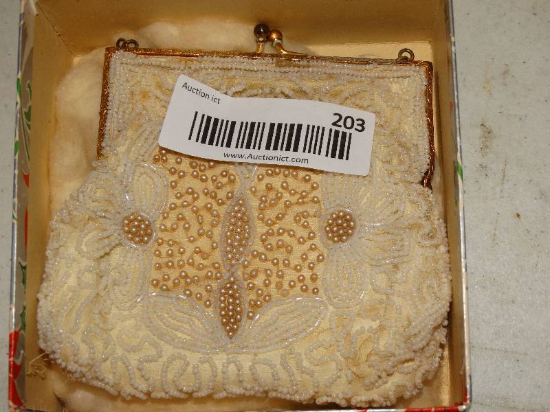 lot 203 image: Antique beaded Purse Hand made in Belgium.